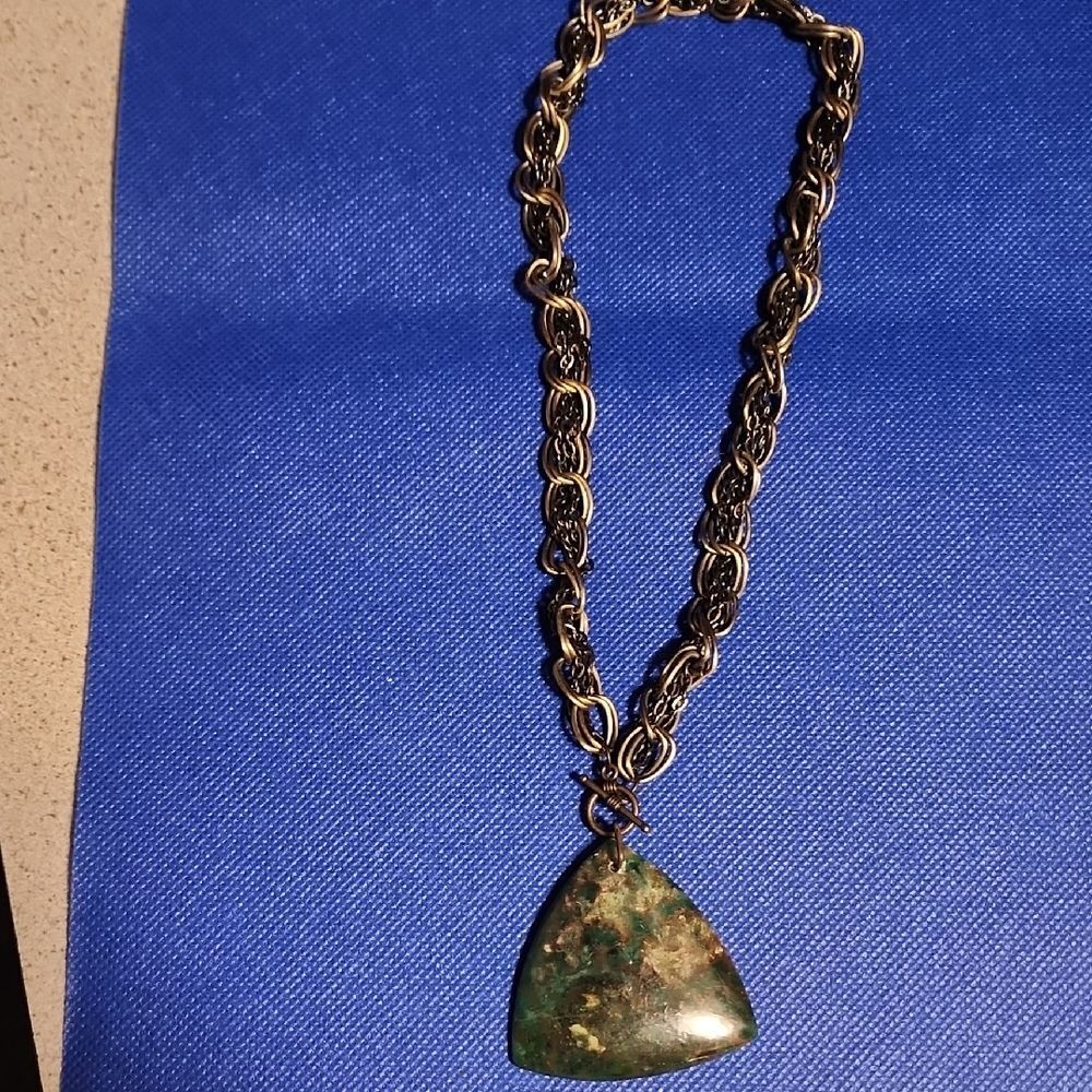 Elegant Green Pendant Necklace And Matching Earrings